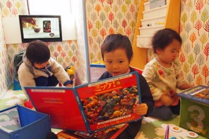 立川デンタルクリニックすずきのキッズスペースで遊んでいる風景