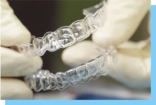 ほとんど透明なマウスピース型歯列矯正器具